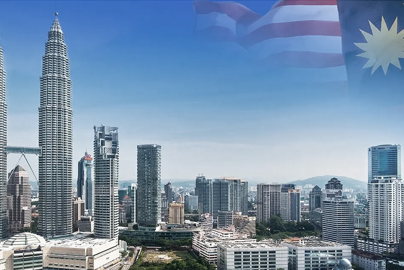 吉隆坡天际线与双子塔和马来西亚国旗的图像，介绍了一篇题为《马来西亚电子烟和电子液体市场概述：关键见解》的文章。