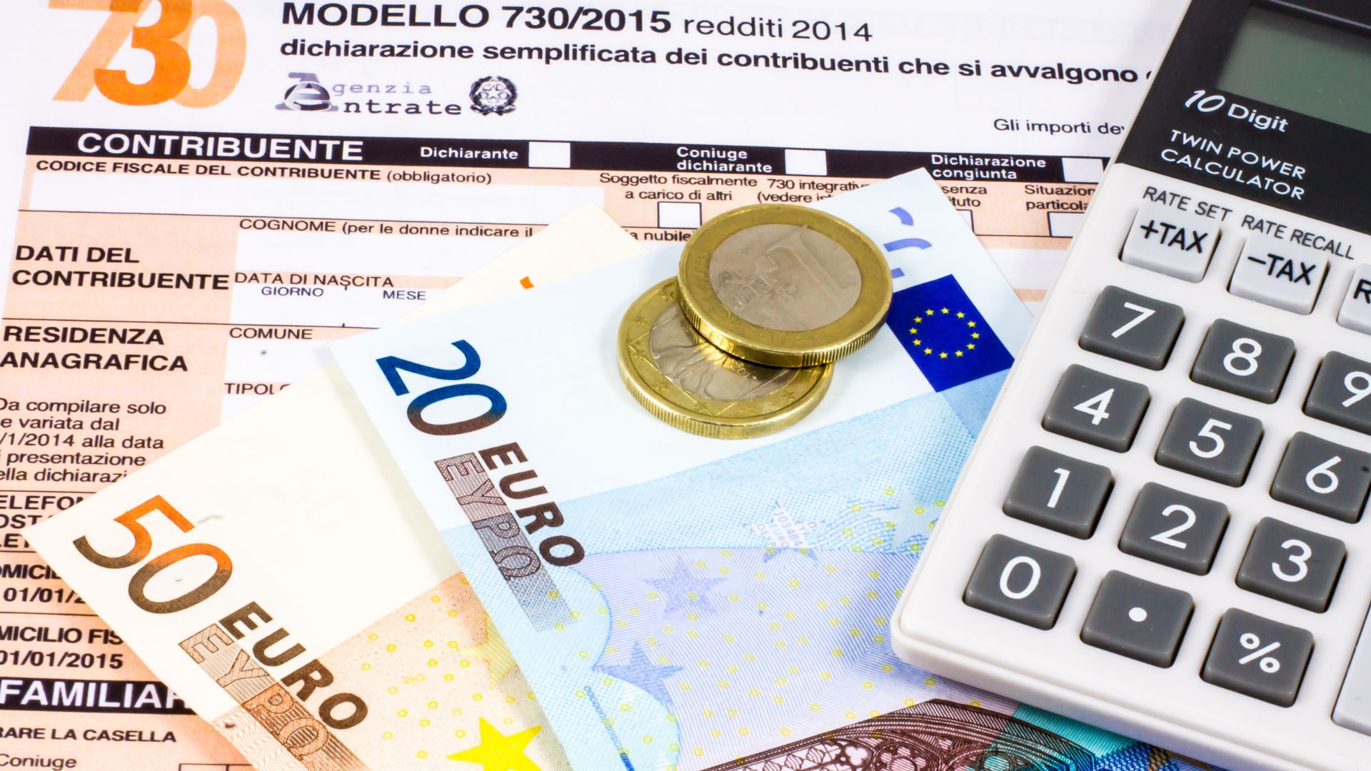 Tax chart and Italian flag representing regulatory update